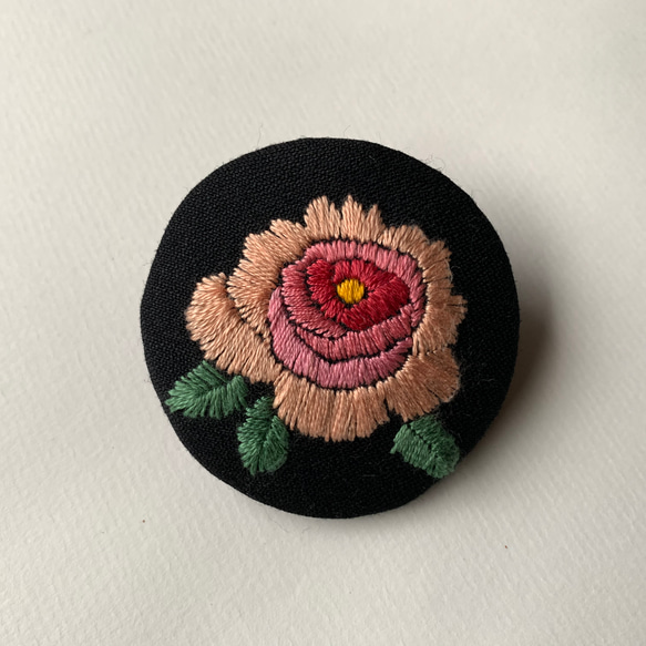 バラの刺繍のブローチ（白／ピンク） 1枚目の画像