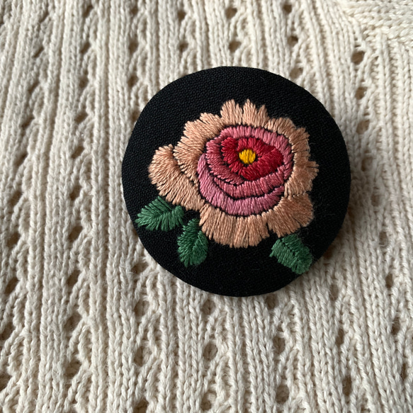 バラの刺繍のブローチ（白／ピンク） 2枚目の画像