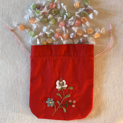 花の刺繍の巾着（赤） 2枚目の画像