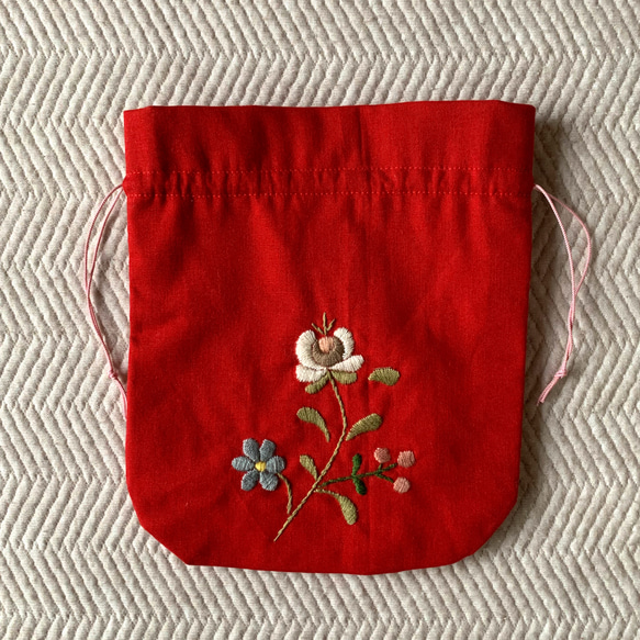 花の刺繍の巾着（赤） 3枚目の画像
