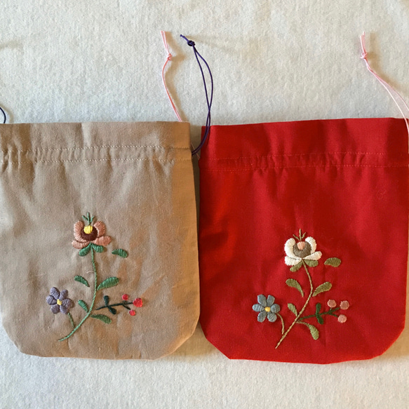 花の刺繍の巾着（赤） 5枚目の画像