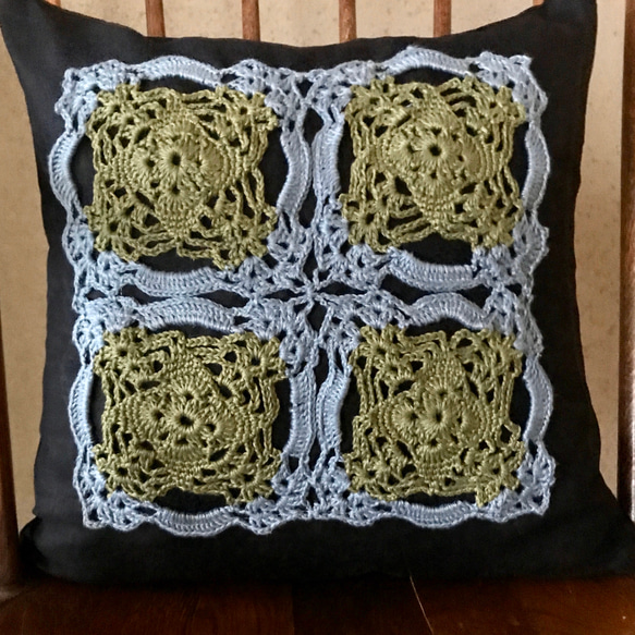 モチーフ編み飾りのリネンクッションカバー 1枚目の画像