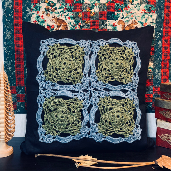 モチーフ編み飾りのリネンクッションカバー 3枚目の画像