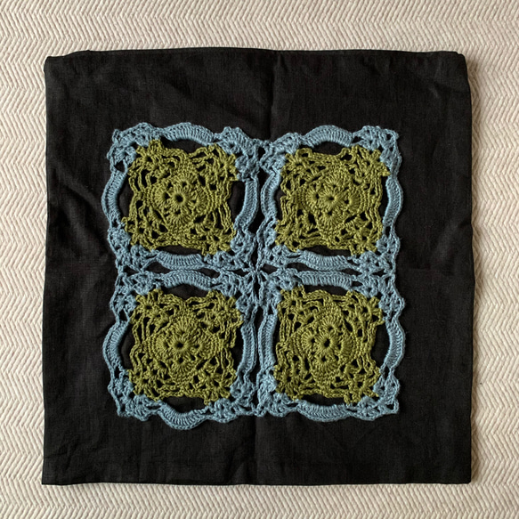 モチーフ編み飾りのリネンクッションカバー 4枚目の画像