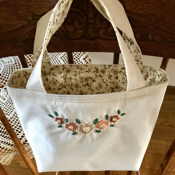 花とビーズ刺繍のトートバッグ（ホワイト） 2枚目の画像