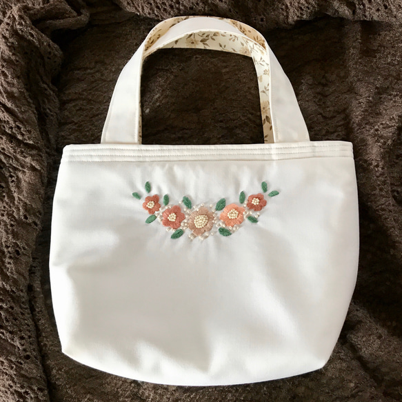 花とビーズ刺繍のトートバッグ（ホワイト） 3枚目の画像