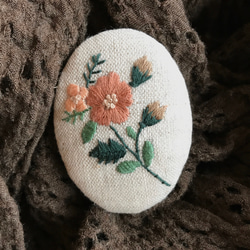 花の刺繍のオーバルブローチ 2枚目の画像