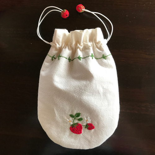 野いちごの刺繍の巾着（生成り） 巾着袋 Machikona 通販 9636133