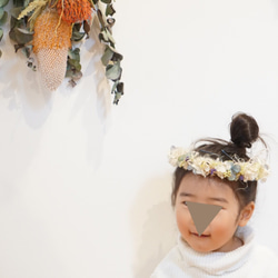 ホワイトとピンクの色とりどりのナチュラルな花かんむり ボリューム