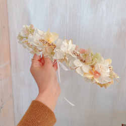 ホワイトとピンクの色とりどりのナチュラルな花かんむり ボリューム