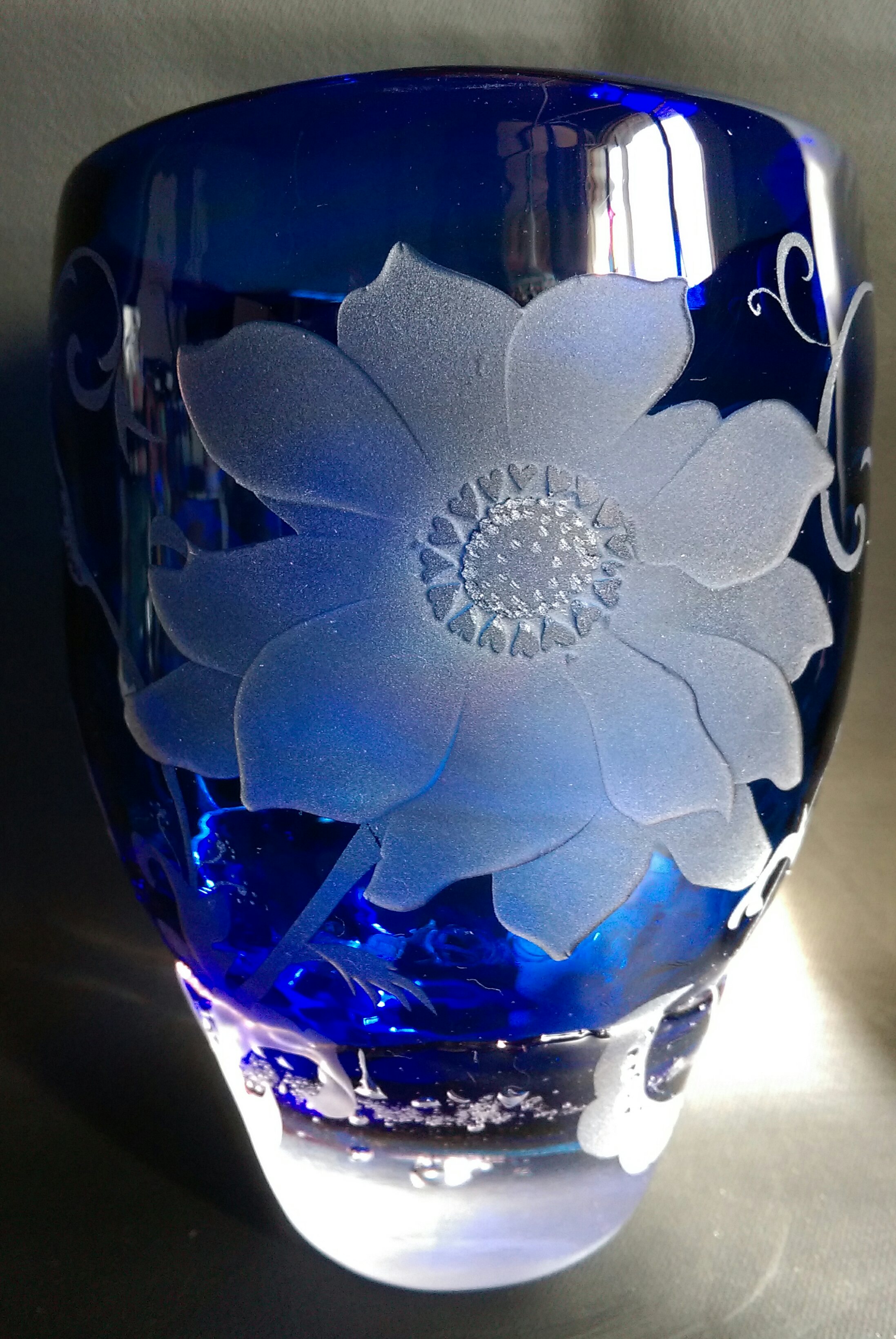 グラス「アネモネとつる葉」