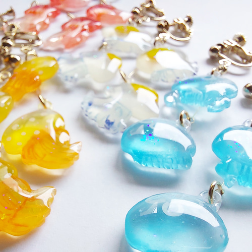 クラゲのゆらゆらイヤリング イヤリング・ノンホールピアス こなべ