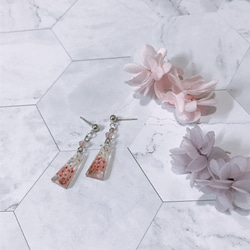 櫻花季節 櫻花粉幾何耳環。粉紅色蕾絲花。長形吊耳環✨ 第3張的照片