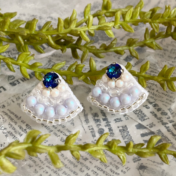 スワロフスキー イヤリング　ピアス 新品 希少 スワロフスキー×四連パールのピアス/イヤリング | Azuki