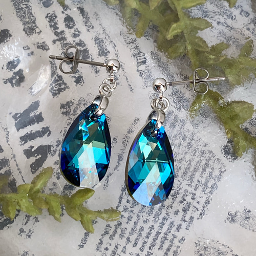 SWAROVSKI　スワロフスキー　ピアス　しずく 再販☆ディープブルー◯レアカラースワロフスキーのしずく型