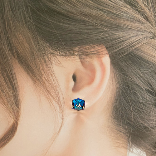 再販☆レアカラースワロフスキー◯キューブ型一粒スタッドピアス 