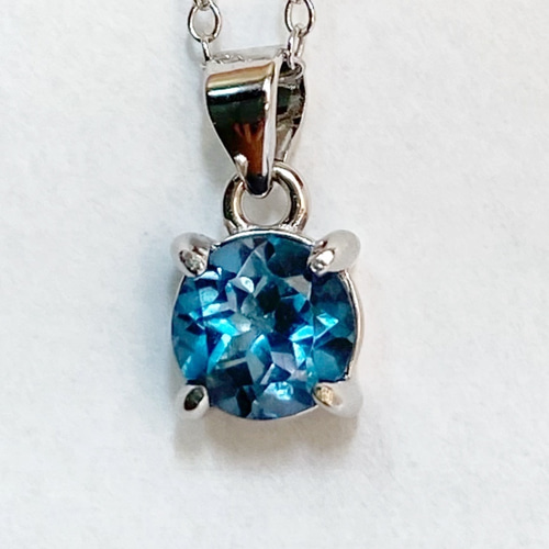 大粒宝石質、ブルートパーズ6.1カラット、シルバー系本革ペンダント