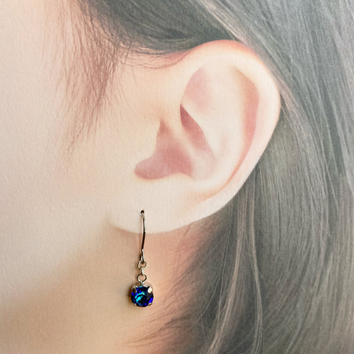 再販☆ディープブルー◯レアカラースワロフスキーの一粒ピアス 
