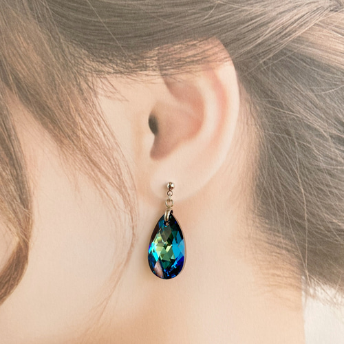 ディープブルー◯レアカラースワロフスキーの大ぶりしずく型ピアス  