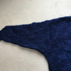 阿波藍でそめた毛糸で編んだセーター 2枚目の画像