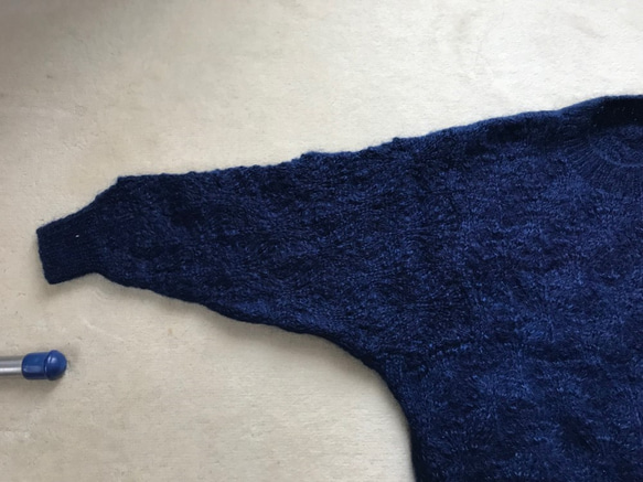 阿波藍でそめた毛糸で編んだセーター 2枚目の画像