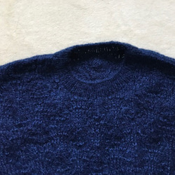 阿波藍でそめた毛糸で編んだセーター 3枚目の画像
