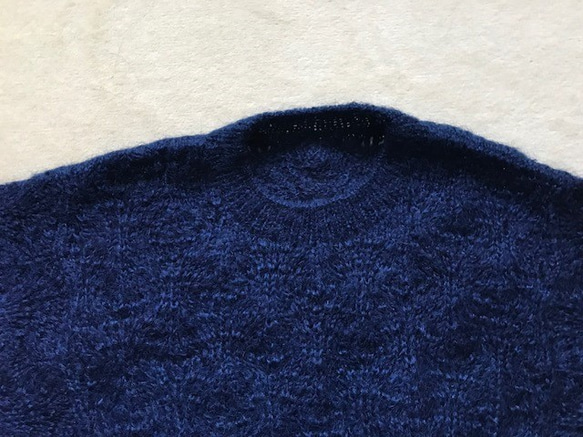 阿波藍でそめた毛糸で編んだセーター 3枚目の画像