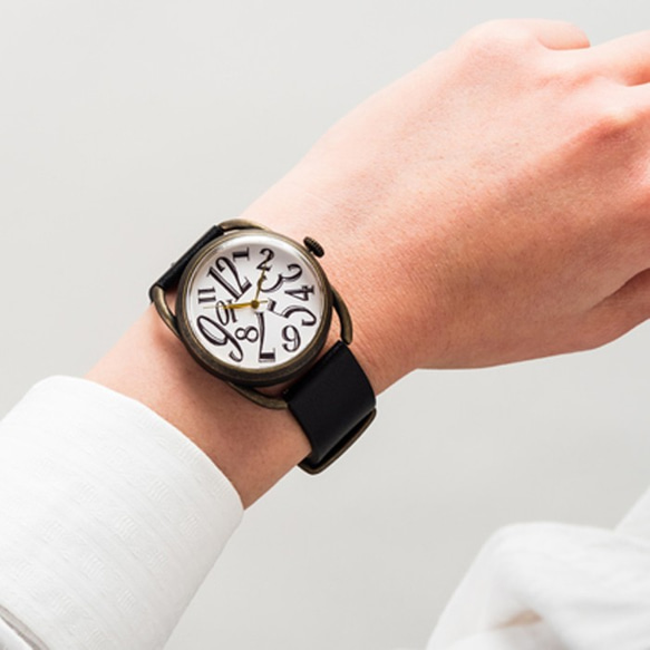 【分散する数字の時計】文字盤3色／ベルトカラー8色／名入れ可　日本製自動巻機械式時計　手作り腕時計 1枚目の画像