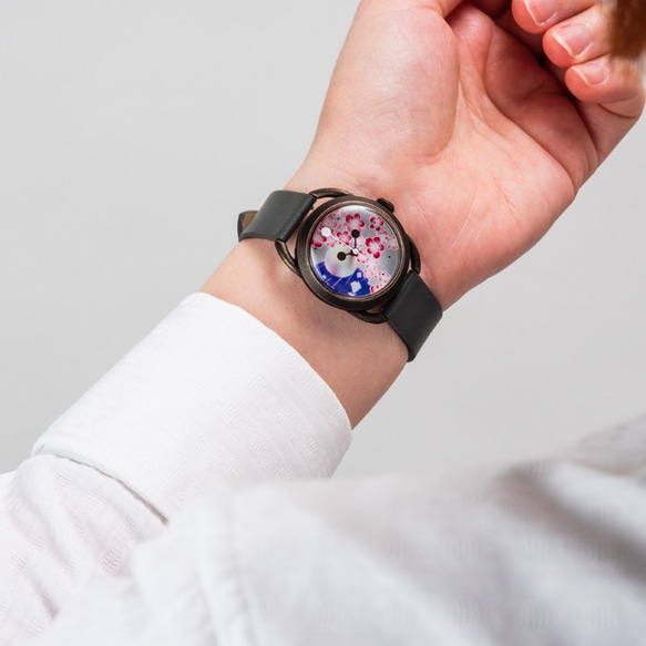 「月夜ノ梅」金彩作家デザイン／和柄／ベルトカラー11色／名入れ可　手作り腕時計 1枚目の画像