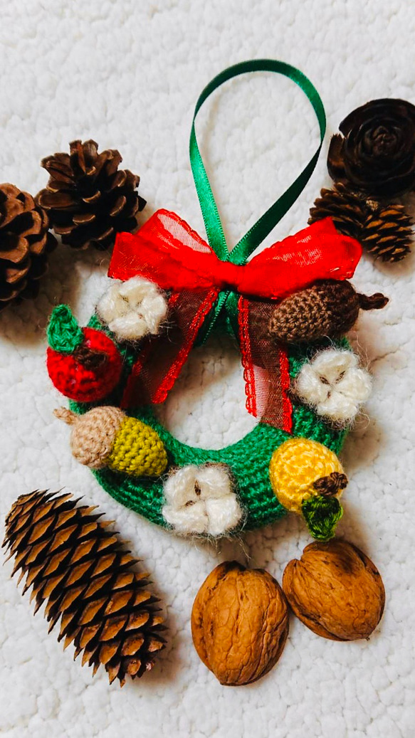 ふんわりかわいい手編みの小さなクリスマスリース 2枚目の画像