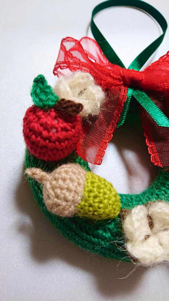 ふんわりかわいい手編みの小さなクリスマスリース 4枚目の画像