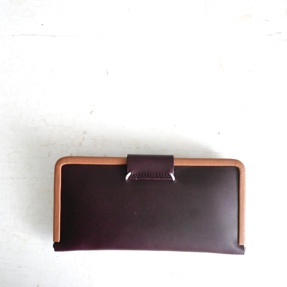 コンパクトな長財布「フレームウォレット・LONG」プラム x ベージュ 3枚目の画像