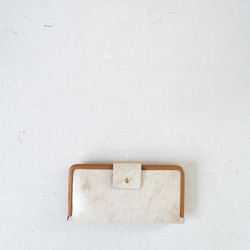 コンパクトな長財布「フレームウォレット・LONG」オフホワイト x ベージュ 5枚目の画像