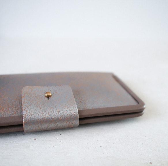 コンパクトな長財布「フレームウォレット・LONG」シルバー x ローズグレー 1枚目の画像