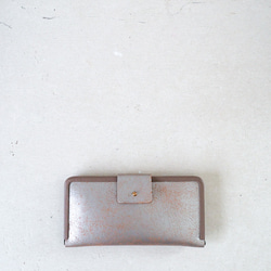 コンパクトな長財布「フレームウォレット・LONG」シルバー x ローズグレー 2枚目の画像