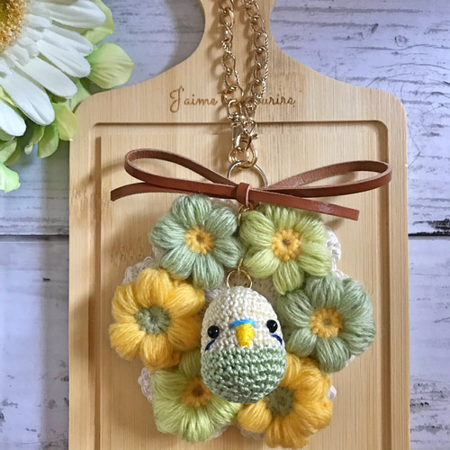 モリーの花のリースに囲まれて セキセイインコのあみぐるみバッグ