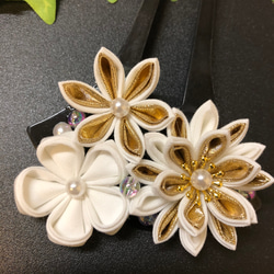 つまみ細工 バチ型かんざし ゴールド 1枚目の画像