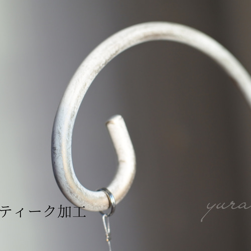 ☆かおmama☆様♡*.スワロフスキー♡シャンデリア付きスタンドサンキャッチャー ✼50mm✼ 置き型サンキャッチャー ・スタンド付き～月とオーロラ