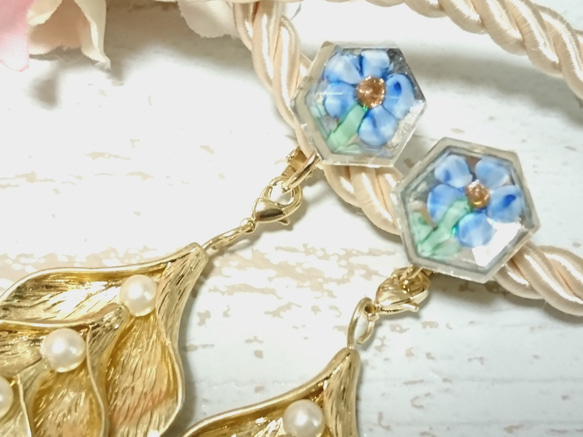 青いお花のヴィンテージガラスとヴィンテージスワロフスキーのイヤリング（ピアス） 4枚目の画像