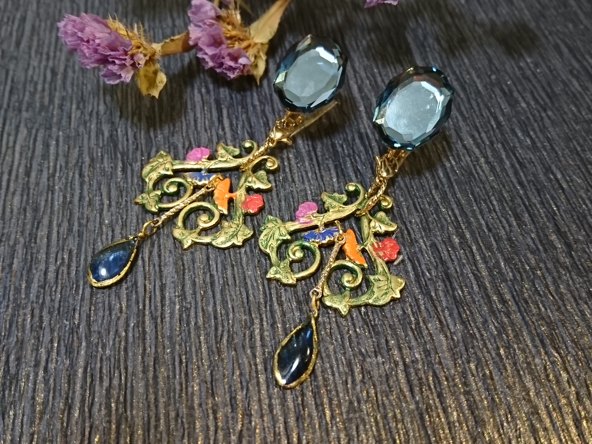 手作りガラスとスワロフスキー、ヴィンテージパーツのイヤリング（ピアス）