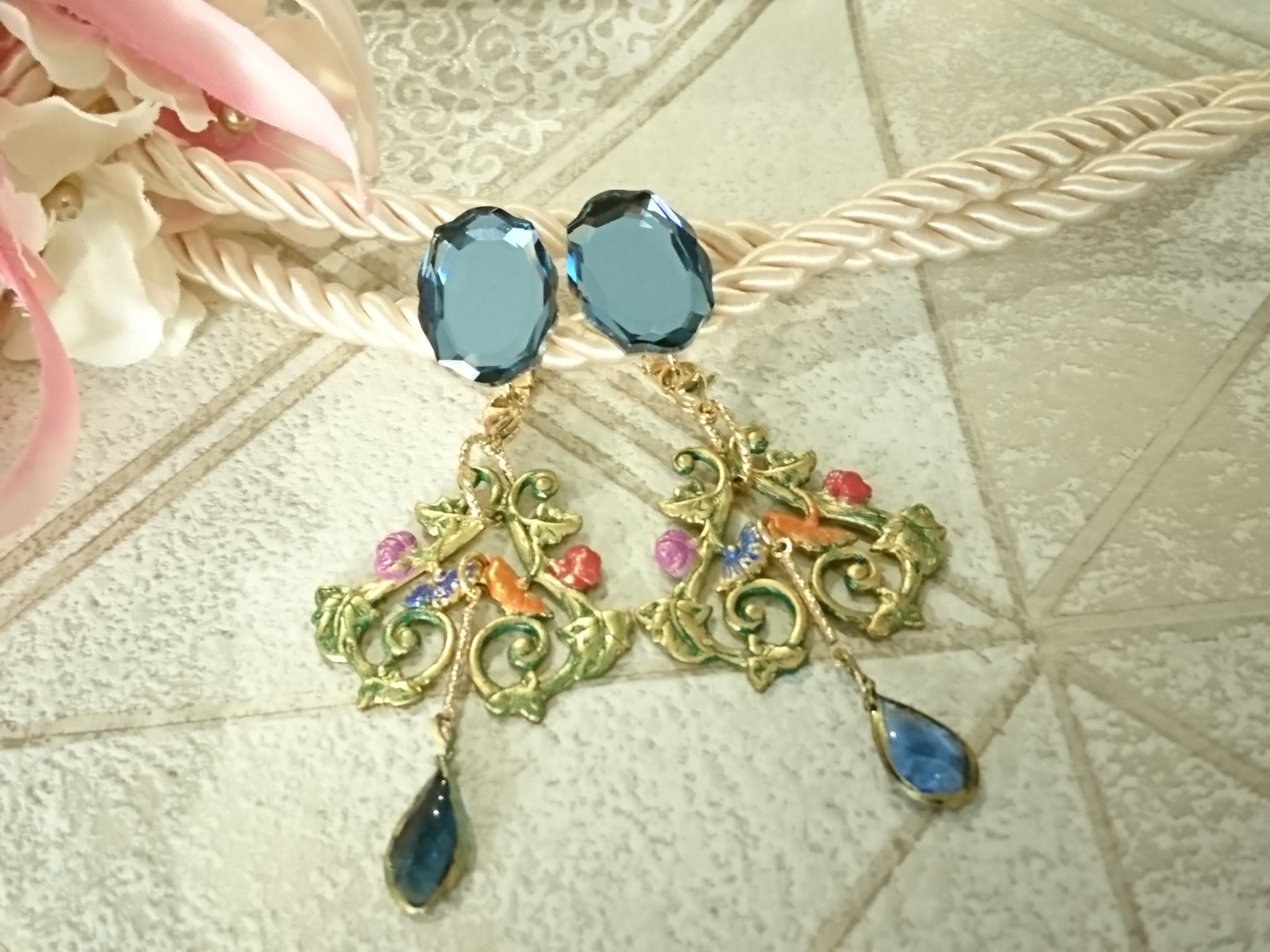 手作りガラスとスワロフスキー、ヴィンテージパーツのイヤリング（ピアス）