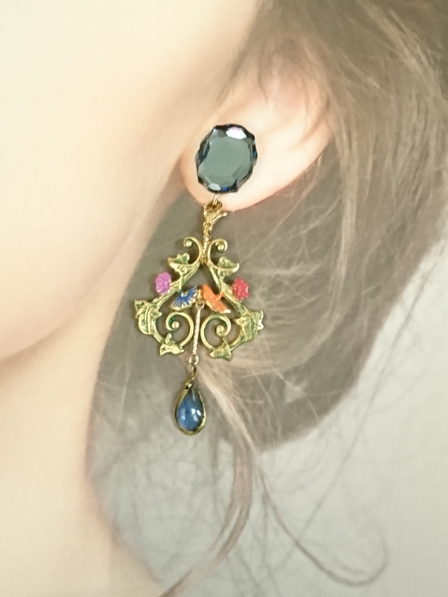 手作りガラスとスワロフスキー、ヴィンテージパーツのイヤリング（ピアス）