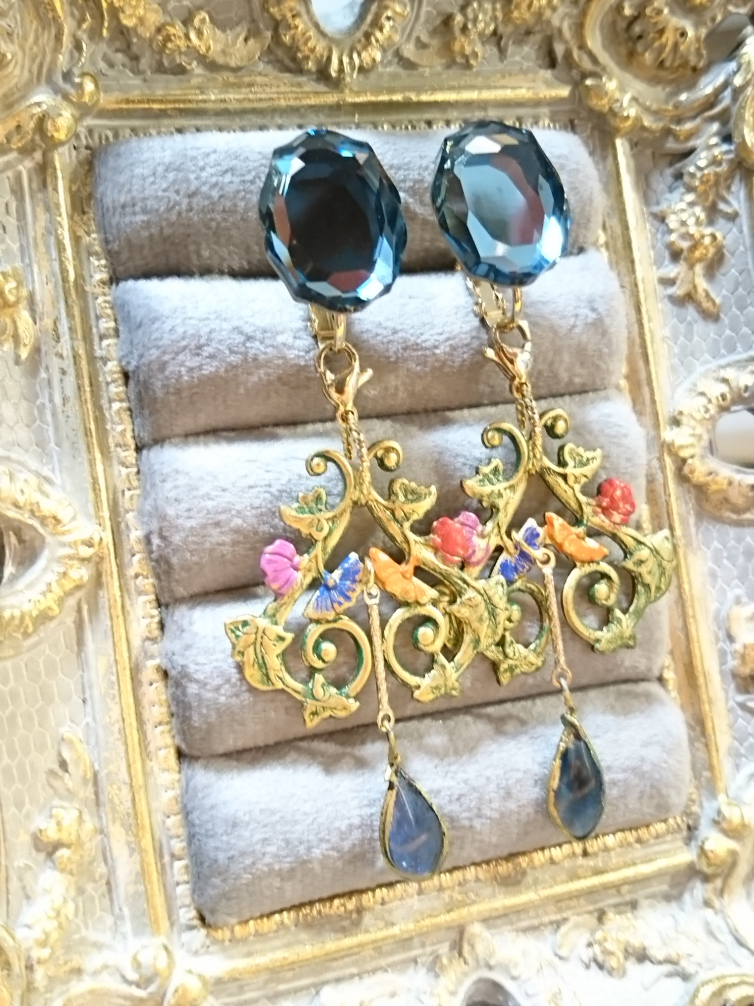 手作りガラスとスワロフスキー、ヴィンテージパーツのイヤリング（ピアス）