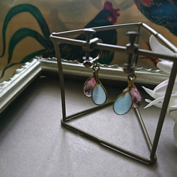 手作りガラスのイヤリング（桜色・ペールブルー） 2枚目の画像