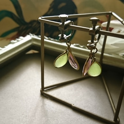 手作りガラスのイヤリング（桜色・ペールグリーンー） 2枚目の画像