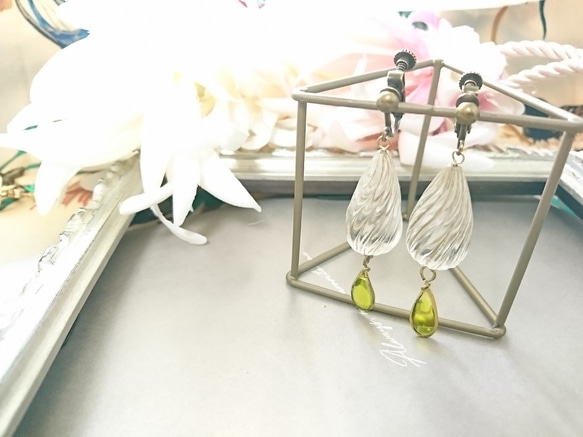 ドイツ製パーツと手作りガラスのイヤリング(ピアス)（ペリドット） 2枚目の画像