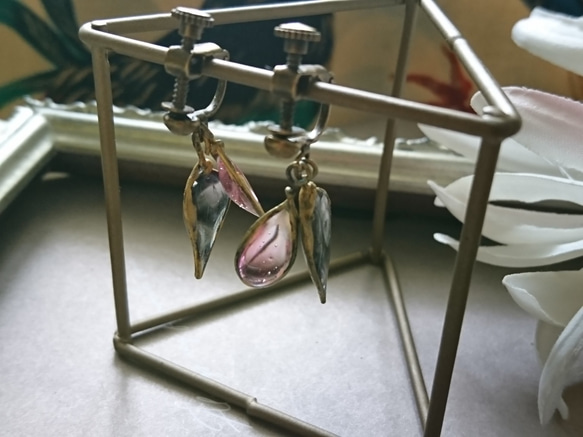 手作りガラスのイヤリング（桜色・ミッドナイトブラック） 2枚目の画像