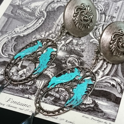 ヴィンテージボタンとブルーのオウムのヴィンテージパーツのイヤリング（ピアス） 2枚目の画像