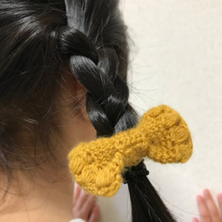 毛糸で作ったリボンのヘアゴム 2個セット（イエロー） 2枚目の画像