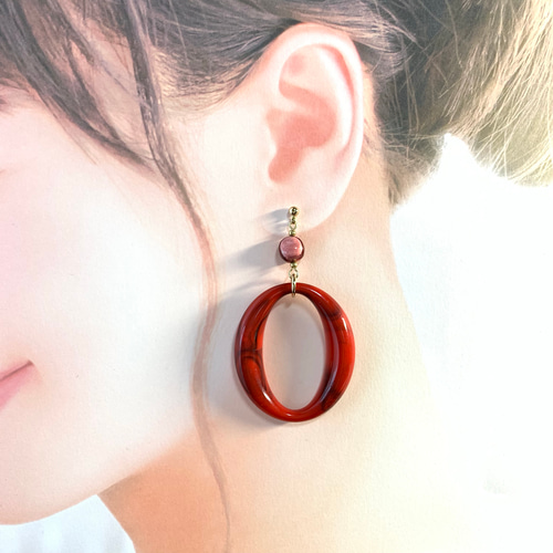 マーブル模様のオーバルリング レッドピアス/イヤリング ピアス 
